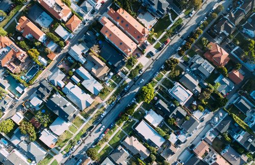 Vorstadt statt Verschuldung? Viele junge Familien träumen noch immer vom Leben in den eigenen vier Wänden. Oft lohnt sich für sie ein Blick aufs Umland ihres aktuellen Wohnortes: Denn je nach Stadt kostet ein Haus im Umland 400.000 Euro weniger als eine Wohnung innerhalb der Stadtgrenze. Zu diesem Ergebnis kommt eine aktuelle Analyse von Immowelt. Dafür wurden die Angebotspreise von Häusern (100 bis 150 Quadratmeter Wohnfläche, 100 bis 800 Quadratmeter Grundstücksfläche) im Umland (40 bis 60 Minuten Fahrtzeit zum Stadtzentrum, umliegende Großstädte ausgeschlossen) mit den Kaufpreisen von familientauglichen Eigentumswohnungen (4 bis 6 Zimmer, 100 bis 150 Quadratmeter) in der Stadt verglichen. Den größten Unterschied gibt es der Analyse zufolge in Frankfurt: Eine große Wohnung in der Stadt kostet im Median 850.000 Euro. Demgegenüber stehen mittlere Hauspreise von 441.000 Euro im Frankfurter Umland. Familien zahlen somit 409.000 Euro weniger, wenn sie sich für ein Eigenheim außerhalb der Stadt entscheiden. Neben Frankfurt gibt es auch in Hamburg große Preisunterschiede: Im weiteren Umland der Hansestadt kosten Häuser im Median 449.000 Euro, für eine Wohnung innerhalb der Stadtgrenze müssen Käufer aktuell 857.000 Euro zahlen. Somit sind Häuser 408.000 Euro günstiger als Wohnungen. In München ist die Differenz mit 334.000 Euro etwas geringer.