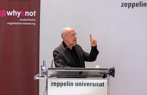 „Den Kanzler kann man wählen, den Chef der Deutschen Bank aber nicht“, sagt Gysi und macht damit auf die ungleiche Machtverteilung zwischen Wirtschaft und Politik aufmerksam. Es sei eine drängende Aufgabe, das Primat der Politik wieder zu etablieren. „Aber dazu fehlt vielen Politikerinnen und Politikern der Mut und die Entschlossenheit“, bemerkt Gysi.