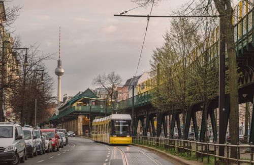 Die wohl Aufsehen erregendste Maßnahme der neuen Ampel-Regierung ist die „9 für 90“-Idee. Denn zusätzlich zum Sprit- und Energiepreis-Entlasten versucht die Koalition, die Bürger zum Umstieg auf die öffentlichen Verkehrsmittel zu bewegen. Bundesweit soll ein Ticket für 9 Euro pro Monat eingeführt werden, das in öffentlichen Bussen und Bahnen gilt. Die Billig-Monatskarte soll es für einen Zeitraum von 90 Tagen geben – Starttermin noch ungewiss. Um das zu finanzieren, sollen die Länder mit entsprechenden Mitteln ausgestattet werden. Ob das neue ÖPNV-Ticket innerhalb einer Stadt, einer Region oder sogar im ganzen Bundesgebiet gilt, ist noch unklar. Fest steht aber bereits: Die Länder wurden von dem Vorschlag offenbar überrumpelt, klagen über unzählige Nachfragen und Abo-Kündigungen im Affekt, von Kunden, die dank der neuen Bundestickets auf große Ersparnisse hoffen. 