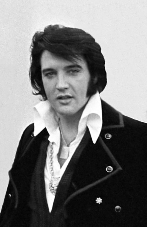 Der US-amerikanische Sänger, Musiker und Schauspieler Elvis Aron Presley wird am 8. Januar 1935 als Sohn des Baumwollpflückers und Fabrikarbeiters Vernon Presley und seiner Frau, der Näherin Gladys Presley, in East Tupelo, Mississippi, geboren. Er begann seine Karriere 1954 als einer der ersten Musiker der Rockabilly-Bewegung; Heartbreak Hotel (1956) wurde der erste von über 100 offiziell aufgeführten Hits. Später behauptete er sich in unterschiedlichen Genres wie dem Rock, Pop, Country, Gospel und Blues. Markenzeichen wurden seine markante, annähernd drei Oktaven umfassende Stimme, seine ausgesprochen körperbetonten Bühnenauftritte sowie seine extravagante Kleidung. Mit über 1300 Konzerten und über 30 Spielfilmen, die während seiner 23-jährigen Karriere entstanden, wurde Elvis Presley zum Mythos ganzer Generationen. Zu seinen Lebzeiten veröffentlichte er 89 Alben und verkaufte über 500 Millionen Tonträger.