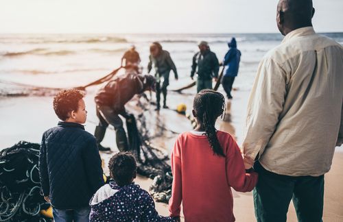 Ukrainische Flüchtende bevorzugt? Geflüchtete aus der Ukraine erfahren derzeit viel Solidarität. Sie werden in privaten Wohnungen aufgenommen oder über Fahrinitiativen von der Grenze abgeholt. Auch die Politik hat teilweise bürokratische Hürden abgebaut, um jenen Flüchtenden die Zugänge zu Sozialhilfen, Wohnungsmarkt und Bildungssystem zu erleichtern. Andere Geflüchtete jedoch, die schon länger in Deutschland Asyl suchen und die aus anderen Ländern außerhalb Europas fliehen mussten, fühlen sich benachteiligt. Sie klagen über Verlegungen aus Wohnheimen, schlechte Infrastruktur, fehlende sanitäre Einrichtungen und auch darüber, dass es ihnen lange verwehrt bleibt, einen Aufenthaltstitel zu bekommen und sich zu integrieren. In einer neuen Folge des MDR-Online-Magazins „exactly“ haben die Macher Geflüchtete getroffen, die solche Situationen schildern. So berichten zwei Betroffene von Diskriminierung und den Schwachstellen des deutschen Asylsystems. Vor allem aber beobachten sie eine Ungleichbehandlung zwischen ihnen, die schon länger hier sind, und den Neuankömmlingen aus der Ukraine. Der MDR ist diesen Vorwürfen nachgegangen und hat darüber auch mit ukrainischen Flüchtenden gesprochen, Experten befragt und die Hintergründe recherchiert. Mit einem Klick aufs Bild gelangen Sie zur aktuellen Episode des Magazins.