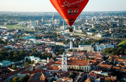 Streitort Vilnius: Die litauische Hauptstadt steht seit Monaten im Zentrum eines diplomatischen Eklats mit ernsthaften Folgen. China ist verärgert, weil der baltische Staat seine Beziehungen zu Taiwan aufgewertet hat. Er ermöglichte der demokratischen Inselrepublik, in Vilnius eine Repräsentanz unter eigenem Namen zu eröffnen. China protestierte, weil es Taiwan nicht als unabhängigen Staat, sondern als Teil der Volksrepublik ansieht und international zu isolieren sucht. Als Reaktion stufte Peking die diplomatischen Beziehungen zu Litauen im November 2021 herab, zog seinen Botschafter ab und ist seither nur noch mit einem Geschäftsträger vertreten. Seitdem eskalierte der Streit zusehends: Im Februar stoppte der chinesische Zoll den Import von Rindfleisch, Milchprodukten und Alkohol aus dem EU-Staat. Die Eskalation folgte auf die Einleitung eines Verfahrens gegen China bei der Welthandelsorganisation durch die Europäische Union zwei Wochen zuvor. Grund waren vorangegangene Handelsbeschränkungen, die Peking bereits gegen Litauen erlassen hatte.