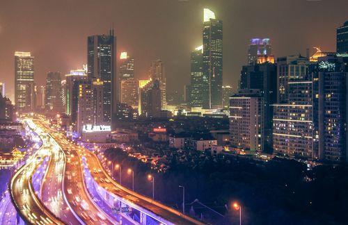 Chinas Metropolen boomen: Die wirtschaftlichen Kraftzentren des Landes haben die Volksrepublik zu einer der weltweit wichtigsten Wirtschaftsmächte gemacht. Das chinesische Wirtschaftswachstum basiert auf dem rasanten Ausbau der Infrastruktur und einem hohen Urbanisierungsgrad. Die Urbanisierungsrate lag Ende 2019 bei fast 61 Prozent. Die Zahl der Megastädte mit über 10 Millionen Einwohnern wächst stetig. Deutschland ist der mit Abstand wichtigste Handelspartner Chinas in Europa. Umgekehrt ist China wirtschaftliches Partnerland Nummer eins für Deutschland in Asien. Das bilaterale Handelsvolumen lag 2019 bei rund 206 Milliarden Euro. Doch jetzt will China, das lange als Werkbank des Westens galt, auf eigenen Beinen stehen. Im Fokus einer 2015 beschlossenen „Made in China 2025“-Strategie stehen zehn Industrien, unter anderem die Luft- und Raumfahrt, Hochgeschwindigkeitszüge, Elektromobilität und der Ausbau der Stromnetze. Hier will China seine Produktionsanlagen modernisieren und ausländische Technologieimporte durch eigene Innovationen ersetzen.