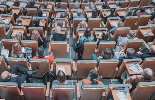 Lesen, Teilen, Auswerten: Einen einfachen und schnellen Zugang zu Forschung macht Open Access möglich. Open Access bedeutet, dass Wissenschaftler ihre Artikel der Allgemeinheit frei über das Internet zur Verfügung stellen. Jeder kann sie herunterladen, lesen und weitergeben. Open Access ist eine Idee aus der Wissenschaft für die Wissenschaft: Die Deutsche Forschungsgemeinschaft, die Helmholtz-Gemeinschaft, die Max-Planck-Gesellschaft, die Leibniz-Gemeinschaft und die Fraunhofer-Gesellschaft, der Wissenschaftsrat, die Hochschulrektorenkonferenz und der Deutsche Bibliotheksverband gehörten zu den ersten Unterzeichnern der Berliner Erklärung über den offenen Zugang zu wissenschaftlichem Wissen vom 22. Oktober 2003. Die Unterzeichner bekennen sich darin zur Unterstützung und Förderung von Open Access. Bis heute haben mehr als 500 deutsche und internationale Organisationen die Berliner Erklärung über offenen Zugang zu wissenschaftlichem Wissen unterzeichnet und laufend kommen weitere hinzu. Für den offenen Zugang zu wissenschaftlichen Publikationen haben sich zwei Ansätze etabliert: Beim „Grünen Weg“ wird eine bereits erschienene Verlagspublikation zusätzlich im Internet zugänglich gemacht. Der Artikel wird dann auf einem Dokumentenserver der Hochschule oder Forschungseinrichtung eingestellt. Beim „Goldenen Weg“ wird der Artikel unmittelbar in einem digitalen Medium publiziert, zum Beispiel einer online erscheinenden Open-Access-Zeitschrift.