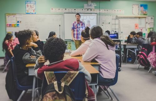 Ungleiche Voraussetzungen: Nach einer aktuellen Auswertung der Paritätischen Forschungsstelle sind 30 Prozent aller Studierenden in Deutschland von Armut betroffen. Von den alleinlebenden Studierenden sind es sogar vier von fünf, die in Armut leben. Studierende sind nach der Auswertung im Vergleich zur Gesamtbevölkerung (16,8 Prozent) nicht nur besonders häufig, sondern auch besonders schwer von Armut betroffen. So liegt das mittlere Einkommen armer Studierender bei 802 Euro. Der Abstand zur Armutsschwelle beträgt damit 463 Euro. Überproportional von Armut betroffen seien dabei nicht nur Ein-Personen-Haushalte (80 Prozent), sondern auch Studierende im BAföG-Bezug (45 Prozent). Die Analyse stützt sich auf aktuellste Daten des Sozio-ökonomischen Panels aus dem Jahr 2020 sowie Erhebungen des Deutschen Studentenwerkes zur wirtschaftlichen und sozialen Lage Studierender in Deutschland. 