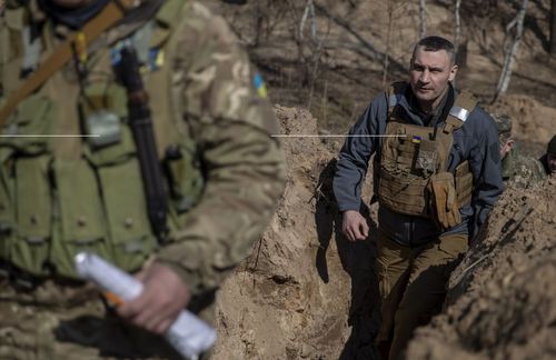 Ist das wirklich der echte Vitali Klitschko? Die Redaktion geht zumindest davon aus, schließlich wurde dieses Bild von der ukrainischen Regierung veröffentlicht. Doch mehreren Bürgermeistern großer europäische Städte ging das anders. Sie hatten sich mit Klitschko, dem Bürgermeister der ukrainischen Hauptstadt Kiew, zum Telefonat per Videoschalte verabredet, und waren auf einen manipulierten Anruf reingefallen. Die beiden russischen Komiker, die sich zu den Fake-Videoschalten bekannten, arbeiten nach eigener Aussage für eine Internetplattform, die dem russischen Staatskonzern Gazprom gehört. Berlins Regierende Bürgermeisterin Franziska Giffey von der SPD hatte in der letzten Juniwoche per Video mit einer Person gesprochen, die zwar wie der Kiewer Bürgermeister Vitali Klitschko aussah, aber nicht Klitschko war. Nach einiger Zeit waren ihr wegen verschiedener Fragen ihres Gegenübers Zweifel gekommen. Das Gespräch endete vorzeitig. Anschließend wurde bekannt, dass auch die Bürgermeister von Wien, Madrid, Budapest und Warschau auf ähnliche Weise hereingelegt wurden. 