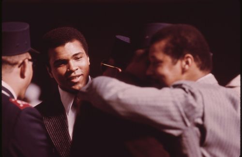 Muhammad Ali wird im Januar 1942 als Cassius Marcellus Clay in Scottsdale, Arizona geboren. Er ist der erste von zwei Söhnen des Schildermalers Cassius Marcellus Clay Sr. und dessen Ehefrau Odessa Grady Clay. Aufgewachsen in durch Armut geprägten Verhältnissen beginnt der 12-Jährige Clay 1954 aus Wut über den Diebstahl seines Fahrrads mit dem Boxen – er hofft, es dem Dieb heimzahlen zu können, wenn er ihn erwischt. Im Boxkeller des Polizisten Joe Martin lernt er das Boxen. Als einen weiteren Grund nennt er in seiner Autobiografie von 1975 die Ermordung des Jugendlichen Emmett Till durch weiße Rassisten und deren Freispruch. Im Alter von 16 Jahren verlässt Clay die Schule mit schlechten Noten und konzentrierte sich auf sein Boxtraining. Innerhalb weniger Jahre erringt er sämtliche nationalen Amateurtitel. Bei den Olympischen Spielen 1960 gewinnt er in Rom die olympische Goldmedaille im Halbschwergewicht. Noch im selben Jahr wird er Profi. Seinen ersten Profikampf bestreitet er am 29. Oktober 1960.