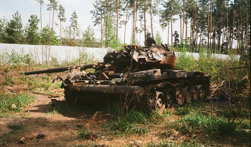 Sichtbare Folge: ein zerstörter Panzer im Kriegsgebiet rund um die ukrainische Stadt Butscha. Solche Bilder erreichen die Deutschen seit Monaten täglich. Auch wenn sich der Fokus der medialen Berichterstattung langsam von der militärischen Komponente des Krieges entfällt, die Folgen der gewalttätigen Auseinandersetzung bleiben. Und entsprechend bleibt die Position vieler Menschen in der Bundesrepublik: 58 Prozent der Bundesbürger unterstützen aktuell die Sanktionsmaßnahmen gegen Russland, auch wenn es in Deutschland zu Problemen mit der Energieversorgung und zu einem Rückgang der Wirtschaftsleistung kommt. Jeder Dritte (33 Prozent) unterstützt die Sanktionen aktuell nicht. Darunter sind vor allem Bundesbürger im Osten Deutschlands. 51 Prozent der Ostdeutschen würde die Sanktionen in diesem Fall nicht unterstützen. Das ist ein Ergebnis des DeutschlandTrends im ARD-Morgenmagazin vom Juli 2022. 59 Prozent der Bundesbürger halten zudem die Einführung eines zeitlich befristeten Tempolimits auf deutschen Autobahnen, angesichts der energiepolitischen Folgen des Ukraine-Krieges, für richtig. 35 Prozent sind gegen ein solches Tempolimit. Die Zustimmung ist damit gegenüber April 2022 leicht gestiegen: 57 Prozent waren vor drei Monaten dafür, 38 Prozent dagegen.