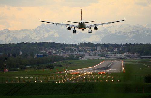 Schiene statt Schweben: Ein knappes Drittel (29 Prozent) der am meisten geflogenen europäischen Kurzstrecken lässt sich schon heute durch eine klimaschonende Zugfahrt von unter sechs Stunden ersetzen. Für weitere 15 Prozent bestehen direkte Nachtzugverbindungen. Das zumindest zeigte im vergangenen Jahr ein Report der italienischen Denkfabrik OBC Transeuropa im Auftrag von Greenpeace. Kurzstreckenflüge seien demnach etwa zwölfmal so klimaschädlich wie vergleichbare Bahnfahrten. Der Report gleicht die 150 in der EU am meisten geflogenen Kurzstrecken sowie die Top-250-Flüge in Europa mit bestehenden Bahnverbindungen ab. Alle Top-250-Kurzstreckenflüge in Europa, die zusammen gut 85 Prozent der europäischen Flugpassagierzahlen abdecken, durch Züge zu ersetzen, würde jährlich rund 23,5 Millionen Tonnen CO2 sparen. Auch in Deutschland lässt sich der Studie zufolge jeder dritte hier startende oder landende Flug schon heute durch eine klimaschonende Zugfahrt von unter sechs Stunden ersetzen. Solche besonders klimaschädlichen Flugrouten zu streichen, sparte abzüglich der Emissionen des stattdessen steigenden Zugverkehrs etwa 1,5 Millionen Tonnen CO2 pro Jahr.