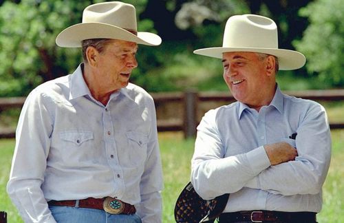 Vertraut, gut gelaunt und in Westernuniform: Auch so wird Michail Gorbatschow in Erinnerung bleiben – mit einem Foto, das symbolisch für seine annähernde Politik zwischen Osten und Westen steht. 1992 besuchte Gorbatschow den US-amerikanischen Präsidenten Ronald Reagan auf seiner Rancho del Cielo in Kalifornien. Gorbatschow war in den Jahren 1985 bis 1991 der letzte Staatschef der Sowjetunion. Er galt als Wegbereiter für das Ende des Kalten Krieges und genoss vor allem in Deutschland enormes Ansehen. Unter seiner Führung schloss die Sowjetunion in den 1980er Jahren mit den USA wegweisende Verträge zur atomaren Abrüstung und Rüstungskontrolle. Nun ist der russische Friedensnobelpreisträger und ehemalige sowjetische Staatschef Michail Gorbatschow nach schwerer und langer Krankheit am 30. August 2022 im Alter von 91 Jahren in Moskau gestorben. Bundeskanzler Olaf Scholz würdigte Gorbatschow als mutigen Reformer. „Deutschland verneigt sich vor ihm“, schrieb der SPD-Politiker auf Twitter. Seine Politik der Perestroika (Umbau) habe die Grundlage dafür gelegt, den Kalten Krieg zu überwinden, Grenzbäume wegzuräumen und Europa und Deutschland wieder zu vereinen. „Er stirbt in einer Zeit, in der Russland neue Gräben durch Europa und neue Grenzen ziehen will – und die Ukraine überfallen hat.“