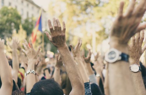 Raus auf die Straße? Fast jeder zweite Bundesbürger will wegen der hohen Energiepreise auf die Straße gehen, wenn es zu Demonstrationen kommt. Laut einer aktuellen Umfrage des Meinungsforschungsinstituts Insa sagten 44 Prozent aller Befragten im Juli 2022, sie würden „sicher oder mit großer Wahrscheinlichkeit an Demonstrationen gegen die hohen Energiepreise teilnehmen“. Das berichtete die Bild-Zeitung. Vor allem Wähler der FDP (50 Prozent), der Linken (60 Prozent) und der AfD (72 Prozent) halten Proteste offenbar für notwendig und wollen an solchen Demos teilnehmen. Ein weiterer Grund für die Demo-Neigung der Deutschen: Die Dauerinflation. Die Inflationsrate in Deutschland – gemessen als Veränderung des Verbraucherpreisindex (VPI) zum Vorjahresmonat – lag im August 2022 bei +7,9 Prozent. Die Inflationsrate hat sich damit wieder leicht erhöht. Sie verweilt somit seit einem halben Jahr deutlich oberhalb von 7 Prozent. „Hauptursachen für die hohe Inflation sind nach wie vor Preiserhöhungen bei den Energieprodukten und bei Nahrungsmitteln. Leicht dämpfend wirkten sich insbesondere von Juni bis August 2022 zwei Maßnahmen des Entlastungspakets auf die Gesamtteuerung aus: das 9-Euro-Ticket und der Tankrabatt“, sagt Dr. Georg Thiel, Präsident des Statistischen Bundesamtes. Wie das Statistische Bundesamt weiter mitteilt, stiegen die Verbraucherpreise im August 2022 gegenüber Juli 2022 um 0,3 Prozent.