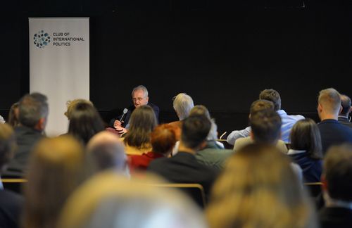 „Europa verträgt es nicht, wenn wir uns jeden Tag gegenseitig quer hineinrufen, wer was für richtig hält“, sagt Rainer Wieland im Gespräch mit Luca Kuhlmann vom CIP beim diesjährigen Sommerfest der Zeppelin Universität. Die einzelnen Mitgliedstaaten der Europäischen Union verfügten noch immer über ihre eigenen Traditionen, weshalb wir mit unseren Äußerungen durchaus aufpassen sollten. In Bezug auf Ungarn erzählt Wieland, dass Viktor Orbán – so sehr man seine Politik auch kritisieren mag – trotzdem immer in das EU-Parlament kam und auch in den darauffolgenden Gesprächsrunden anwesend war, um seine Standpunkte zu verteidigen.