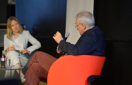 „Wir werden uns daran gewöhnen müssen, Preise für Verlässlichkeit zu bezahlen“, sagt Rainer Wieland in der anschließenden Fragerunde in Bezug auf die europäische Abhängigkeit von China. Viele Firmen versuchten schon heute, diese Abhängigkeit bewusst zu reduzieren und ihre Lieferketten dementsprechend anzupassen. Aufgrund dieser Entwicklung hält Wieland es auch für nicht unrealistisch, dass wir es in Zukunft mit einer „bipolaren Globalisierung“ zu tun haben werden.