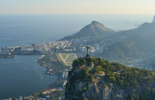 Bedrohtes Paradies: Brasilien wird einer Studie zufolge das im Pariser Klimaabkommen festgelegte Ziel für Treibhausgas-Emissionen im Jahr 2030 um 137 Prozent überschreiten, wenn die Umweltpolitik der Regierung weitergeführt wird. Ohne eine politische Kursänderung würden 25 Prozent des brasilianischen Amazonas-Gebiets entwaldet, womit ein Großteil der Region zur Savanne würde. Das ist das Ergebnis einer Studie der Universität Rio de Janeiro und des Instituto Clima e Sociedade. Der Amazonas-Regenwald speichert erhebliche Mengen an Kohlenstoff und besitzt eine Schlüsselrolle für das Weltklima und die Artenvielfalt. Dort toben derzeit die schwersten Brände seit fast fünf Jahren. Für ihre Erhebung gingen die Wissenschaftler von mathematischen Modellen aus und haben damit Prognosen für 2026 und 2030 erstellt, bei denen die Entwaldung sich stabilisiert oder im Rhythmus von 2018 bis 2021 weitergeht. Präsident Jair Bolsonaro, der Ende Oktober 2018 gewählt worden war, sieht das Amazonasgebiet vor allem als wirtschaftliches Potenzial. Das Thema könnte auch bei der Präsidentenwahl Anfang Oktober eine Rolle spielen. Bolsonaros Gegenkandidat, der linke Ex-Präsident Luiz Inácio Lula da Silva, hat versprochen, den Umwelt- und Klimaschutz künftig zu stärken. Ohne die Umstellung auf eine kohlenstoffarme Wirtschaft würde Brasilien seiner Verpflichtung gegenüber der internationalen Gemeinschaft nicht nachkommen, hieß es in der Studie.