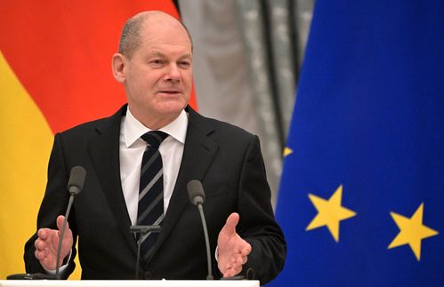 Schluss mit Wumms? Der Rückhalt von Bundeskanzler Olaf Scholz und seiner Partei SPD in der deutschen Bevölkerung sinkt: In der politischen Stimmung im Land liegt die Union im aktuellen RTL/ntv Trendbarometer mit 28 Prozent vor den Grünen (20 Prozent) und der SPD (18 Prozent). Die AfD folgt mit 14 Prozent, abgeschlagen sind FDP (6 Prozent) und Linke (5 Prozent). Wenn die Menschen im Land den Bundeskanzler direkt wählen könnten und die Wahl zwischen Olaf Scholz, Robert Habeck und Friedrich Merz hätten, würden sich aktuell nur 24 Prozent aller Wahlberechtigten für Scholz, 18 Prozent für Merz und 17 Prozent für Habeck entscheiden. 41 Prozent würden sich für keinen der Drei entscheiden. Weiterhin 12 Prozent aller Wahlberechtigten trauen aktuell am ehesten den Grünen, jeweils 10 Prozent der SPD bzw. den Unionsparteien, 3 Prozent der FDP und 5 Prozent den sonstigen Parteien zu, mit den Problemen in Deutschland fertigzuwerden. 60 Prozent trauen derzeit keiner Partei mehr politische Kompetenz zu.