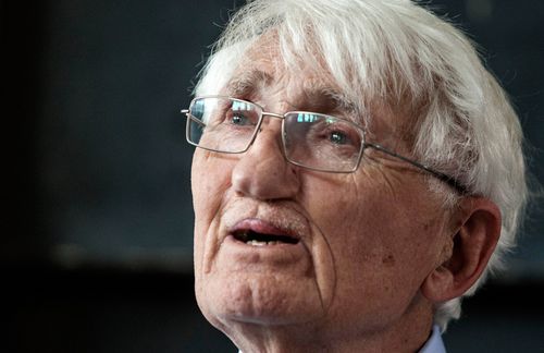 Er gilt als einer der größten Philosophen unserer Zeit: Jürgen Habermas. Geboren wurde er am 18. Juni 1929 in Düsseldorf. Von 1949 bis 1954 studierte er in Göttingen, Zürich und Bonn die Fächer Philosophie, Geschichte, Psychologie, Deutsche Literatur und Ökonomie. Er lehrte unter anderem an den Universitäten Heidelberg und Frankfurt am Main sowie der University of California in Berkeley und war Direktor des Max-Planck-Instituts zur Erforschung der Lebensbedingungen der wissenschaftlich-technischen Welt in Starnberg. Jürgen Habermas erhielt zahlreiche Ehrendoktorwürden und Preise, darunter den Friedenspreis des Deutschen Buchhandels (2001) und den Kyoto-Preis (2004). Er zählt zur zweiten Generation der Frankfurter Schule und war zuletzt Professor für Philosophie an der Universität Frankfurt am Main. Habermas ist einer der weltweit meistrezipierten Philosophen und Soziologen der Gegenwart.