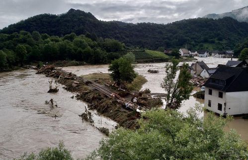 Es war eine der schlimmsten Hochwasserkatastrophen der deutschen Geschichte: Mitte Juli 2021 kommt es in Teilen Deutschlands zu extremen Unwettern. Sie treffen besonders Rheinland-Pfalz und Nordrhein-Westfalen. Am 14. Juli und in der Nacht auf den 15. Juli fallen in Teilen der beiden Bundesländer innerhalb von 24 Stunden 100 bis 150 Liter Regen pro Quadratmeter. Normalerweise fällt im gesamten Monat Juli durchschnittlich weniger Niederschlag. In der Folge des Starkregens kam es in den betroffenen Regionen zu Sturzfluten und massiven Überschwemmungen, die zu Toten und enormen Schäden führten. Alleine in Deutschland starben nach derzeitigem Stand mehr als 180 Menschen. Die gesamtwirtschaftlichen Schäden der Unwetterkatastrophe werden deutlich höher liegen, können aber noch nicht abschließend beziffert werden. Der Gesamtverband der Deutschen Versicherungswirtschaft (GDV) rechnet nach einer vorläufigen Schätzung alleine für versichertes Eigentum mit einer Schadenssumme von 4,5 bis 5,5 Milliarden Euro. 