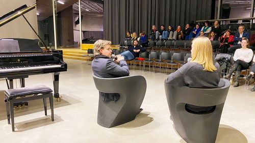 Gero Körner (l.) beantwortet Fragen des Publikums an der Zeppelin Universität.