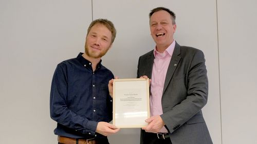 Professor Dr. Florian Muhle (l.) erhält von Präsident Professor Dr. Klaus Mühlhahn die Urkunde zur Antrittsvorlesung überreicht.