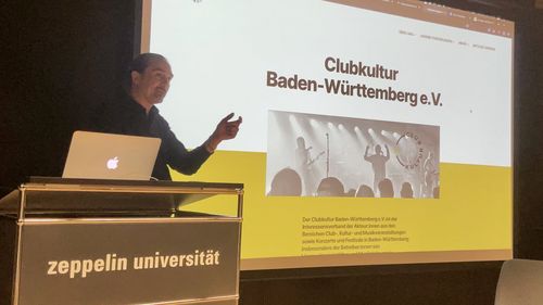 Marc Wohlrabe in der Black Box der Zeppelin Universität.