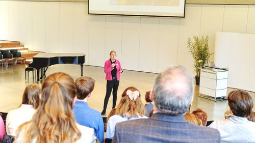 Katharina Bitter hält die Keynote "Zukunft gestalten" an der ZUtaten-Karrieremesse der ZU