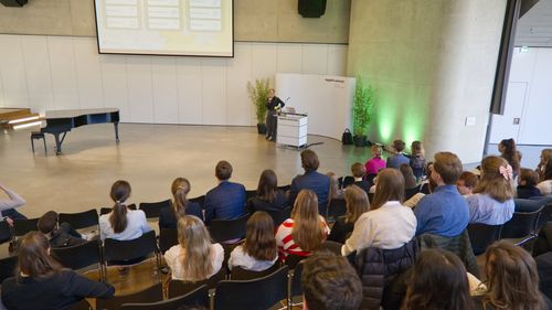 Ruth Hartmann spricht über Ungleichwertigkeitsvorstellungen an der ZU