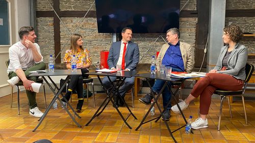 Dominik Greis (Moderator), Kim Naomi Bucher (stellv. Vorsitzende der Verfassten Studierendenschaft an der Universität Konstanz), Dr. Johannes Fechner (SPD, MdB), Prof. Dr. Joachim Behnke (Mitglied der Kommission zur Reform des Wahlrechts), Dr. Lina Seitzl (SPD, MdB); (v .l. n. r.).