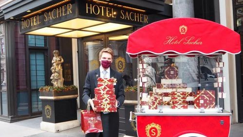 Der Sacher Drive-in vor dem Hotel Sacher in Wien. Während des Lockdowns konnte man sich hier zu Fuß oder auf Rädern die original Sachertorte zum Mitnehmen abholen. Durch kreative Aktionen wie diese konnte Sacher einen Großteil der Belegschaft während der Pandemie halten. (Foto: Sacher)