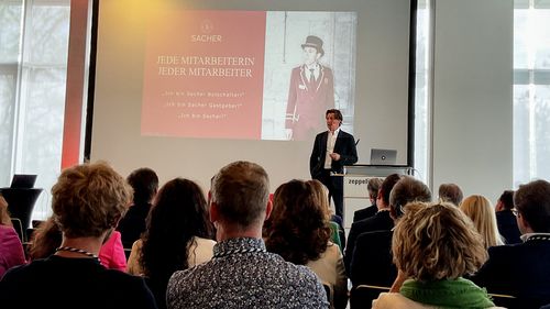 Der Geschäftsführer der Sacher-Gruppe, Matthias Winkler, beim Friedrichshafener Familienfrühling 2023. In seiner Keynote „Luxushotellerie im Wandel“ sprach er über vergangene und zukünftige Herausforderungen und wie Sacher diesen mit einem modernen Verständnis von Tradition begegnet. (Foto: smr)