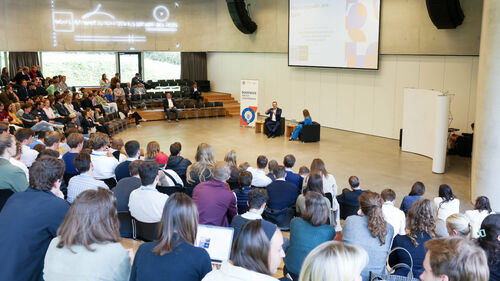 Beim Face2Face mit Jens Spahn ist das Graf von Soden Forum bei der Bodensee Youth Conference voll