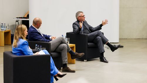 Moderatorin Isabel Friese, BW-Finanzminister Dr. Danyal Bayaz und ZF-CEO Dr. Holger Klein (links) auf der Bodensee Youth Conference