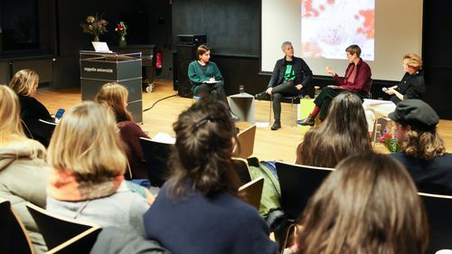 Symposium des artsprogram 2023: Eva von Redecker (2vr) im Gespräch mit Candice Breitz (2vl), interviewt von Jill Tischer (l) und Rahel Spöhrer (r)