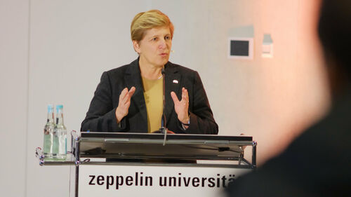 Ministerin Nicola Razavi beim Vortrag an der Zeppelin Universität