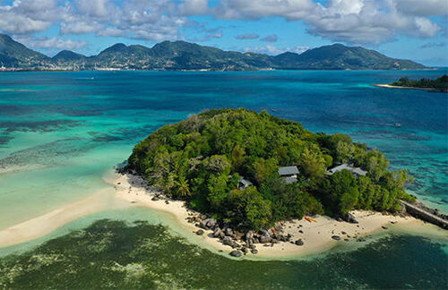 Wie kaum eine andere Insel der Seychellen steht die von dichter Vegetation bedeckte Round Island für die Vereinbarkeit von Nachhaltigkeit, Artenschutz und Tourismus.