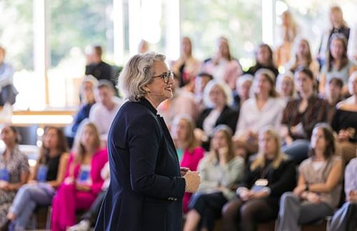 Sie ist Wegbereiterin und Leiterin der Women20 (W20) zur Unterstützung des Unternehmertums von Frauen und sprach nun bei der Female Founders Night: Anne Ravanona.