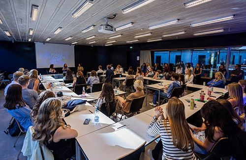 Bei der Female Founders Night wurden in acht verschiedenen Panelrunden die Themen Social Entrepreneurship, FemTech, Female Invest, Media, Sustainability, AI und Funding beleuchtet.