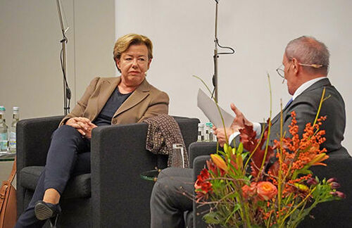 An der BürgerUniversität der Zeppelin Universität diskutierte unter anderem Honorarprofessor Klaus Schönbach mit Deutschlands bekanntester Meinungsforscherin Renate Köcher über den Umgang der Politik mit Umfragen.