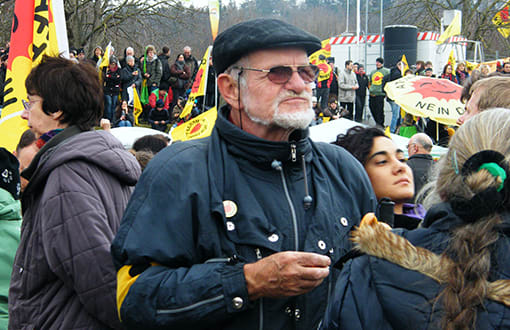 Rentner Dietrich Wagner, hier bei einer Anti-Atomkraft-Demo, wurde im Rahmen der S21-Proteste bekannt. Doch politisches Engagement im Alter ist kein Einzelfall.
