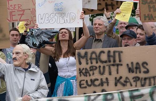Tatort: Angelina (V. Sordo) und Hauptkommissar Franz Leitmayr (U. Wachtveitl) demonstrieren gegen die Zerstörung des Westends. (Foto: BR)
