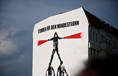 Stimmen für den Mindestlohn fordert ein StreetArt-Kunstwerk in Berlin gut sichtbar in der Nähe zum deutschen Bundestag. Gebracht hat es bis jetzt nichts - noch nicht. 