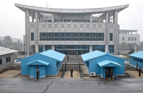 Blick auf die Entmilitarisierte Zone an der Grenze zwischen Nord- & Südkorea. Ein Friedensvertrag existiert zwischen beiden Staaten bis heute nicht, offiziell befinden sie sich noch immer im Kriegszustand, derzeit herrscht lediglich eine Waffenruhe vor. Dass beide Teile Koreas wieder so zusammenfinden, wie es der Bundesrepublik Deutschland und der Deutschen Demokratischen Republik im Jahr 1990 gelang, hält Dr. Klaus Kinkel für unwahrscheinlich. Eine ernste militärische Auseinandersetzung sei aber auch nicht zu erwarten, wohl auch aufgrund der kriselnden Beziehung Nordkoreas zur Volksrepublik China. 