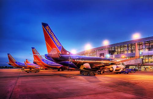 Ein Teil der Boeing 737-Flotte der Southwest Airlines am Flughafen Austin, Texas. Die amerikanische Fluggesellschaft war nach der Abschaffung von Strecken- und Preisregulierungen im Jahr 1978 der große Vorreiter in der Implementierung des Low-Cost-Geschäftsmodells. Eine einheitliche Flotte, kurze Umlaufzeiten an Flughäfen und ein geringes Serviceangebot ermöglichten ein niedriges Preisniveau. Schnell wurde das Geschäftsmodell auch in Europa nachgeahmt, etwa von der irischen Fluglinie Ryanair. Doch auch klassische Fluggesellschaften wie Air France oder Lufthansa weiten ihr Angebot im Niedrigpreissektor weiter aus.