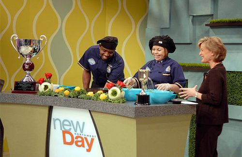 Kochshows als politischer Indikator: In der US-amerikanischen Talkshow „New Day Northwest" kochen zwei „Culinary Specialists" der Armee, nachdem sie eine Auszeichnung für kulinarische Exzellenz auf ihrem Flugzeugträger, der USS John C. Stennis, erhalten hatten. „Man sieht, wie die Akteure in der Küche stehen und dass manchmal auch etwas schiefgehen kann", kommentiert Dr. Martin R. Herbers und hält Kochsendungen für einen wichtigen Spiegel gesellschaftspolitischer Themen. Die Deutschen beschäftigt demnach der Konsum von Bioprodukten und besonders eine Essgewohnheit: der Veganismus. 