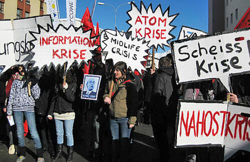 Demonstranten anlässlich des World Economic Forum (WEF) prangerten schon 2009 die permanente Präsenz des Krisenbegriffs an. 