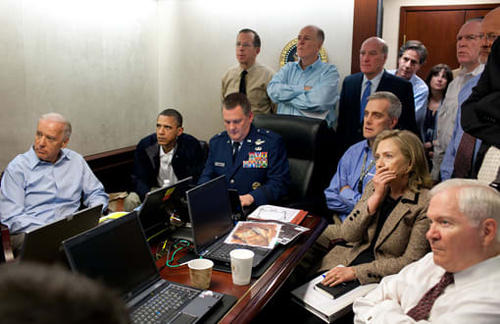 Die Aufnahme von US-Präsident Barack Obama und seinem Vize Joe Biden (1. v. l.), die auf Neuigkeiten des Manövers gegen Osama bin Laden warten, ging damals um die Welt.