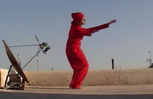 Ein Filmstill aus Anahita Razmis Aufnahmen der Tanzperformance über den Dächern von Teheran. 