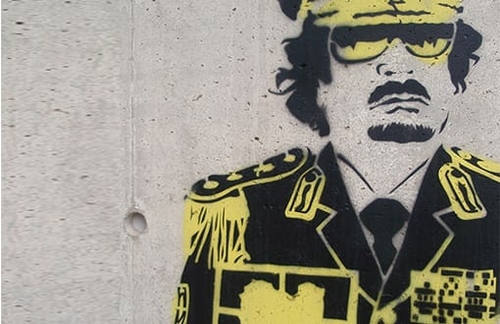 Hoher Wiedererkennungswert: Gaddafi ganz typisch mit Sonnenbrille und in übertriebener Uniform mit Ordensschlaufen.