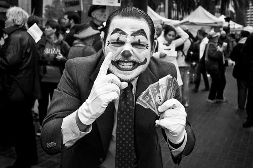 Ein New Yorker Occupy-Aktivist hat sich verkleidet und parodiert einen raffgierigen Banker - eines der Feindbilder der Bewegung.