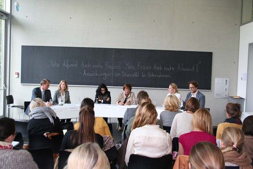 Auf dem Podium saßen vier Frauen und zwei Männer. Im Publikum saßen rund 30 Frauen - und zwei Männer. Ist die Frauenquote also ein reines Frauenthema?