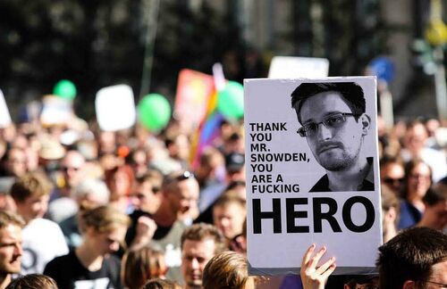 Edward Snowden: von der NSA als Geheimnisverräter gesucht, von Demonstranten weltweit als Held gefeiert.